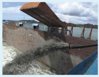 Hydraulic fill discharging at a landing bund.